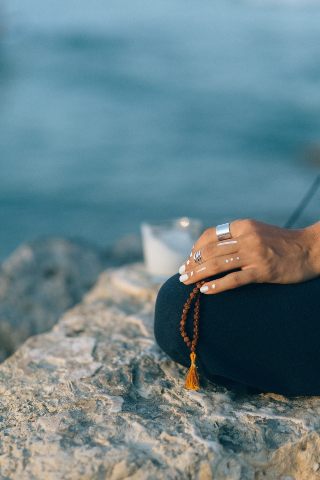Mujer meditando frente al mar